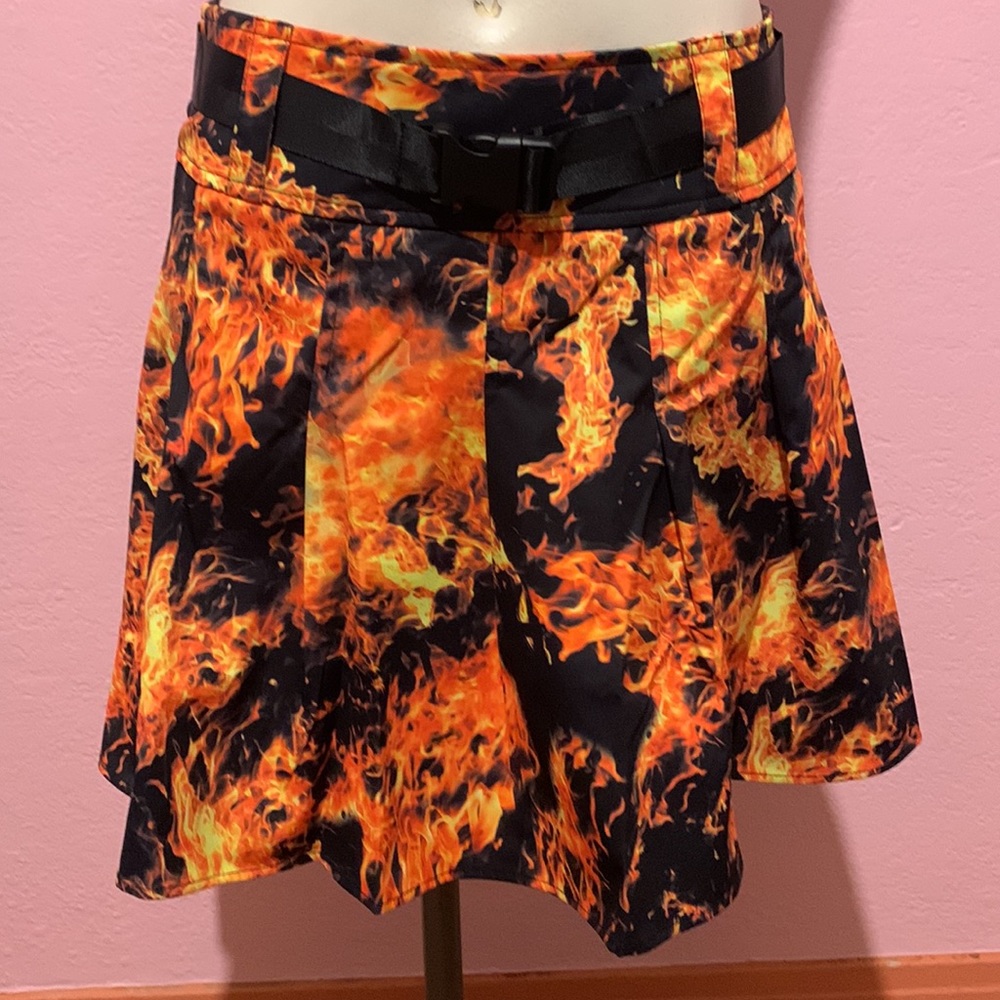 317. Fire 🔥 Print Pleated Skirt